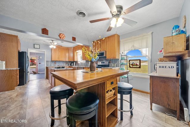 1016 Swan Pond Circle Rd, Harriman, TN 37748