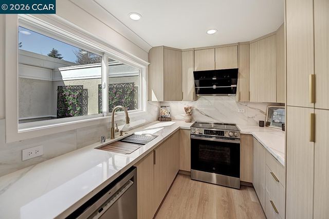 1141 Ptarmigan Dr 6, Walnut Creek, CA 94595