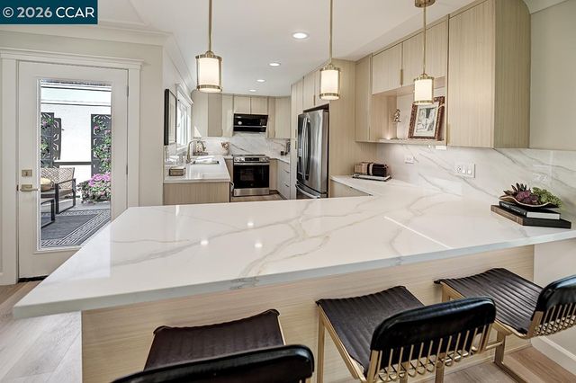 1141 Ptarmigan Dr 6, Walnut Creek, CA 94595