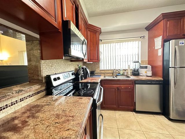 800 Cypress Park Way M, Pompano Beach, FL 33064