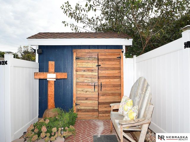 4955 Lakeshore Drive, Omaha, NE 68135