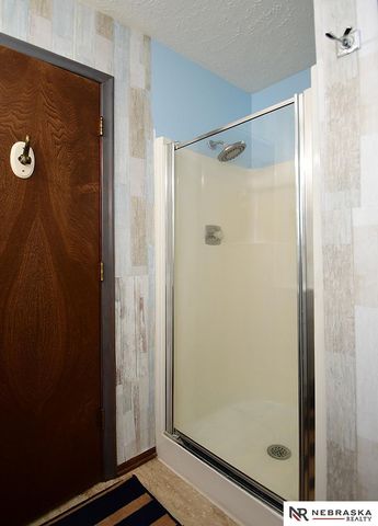 4955 Lakeshore Drive, Omaha, NE 68135