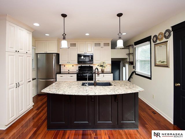 4955 Lakeshore Drive, Omaha, NE 68135