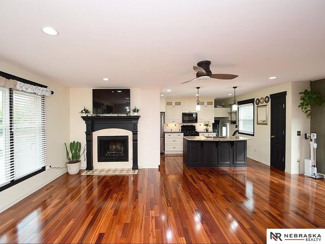 4955 Lakeshore Drive, Omaha, NE 68135