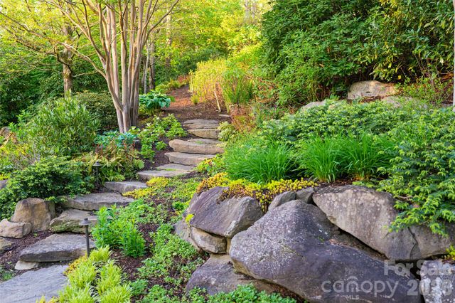 66 N Deerhaven Lane, Asheville, NC 28803