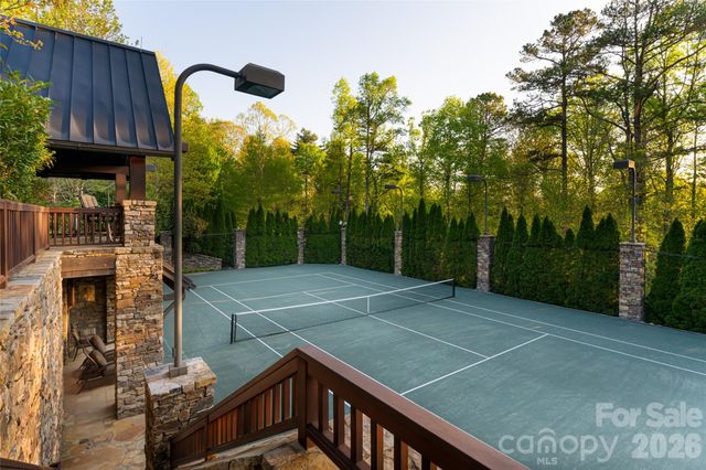 66 N Deerhaven Lane, Asheville, NC 28803