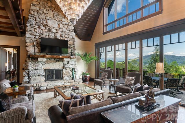 66 N Deerhaven Lane, Asheville, NC 28803