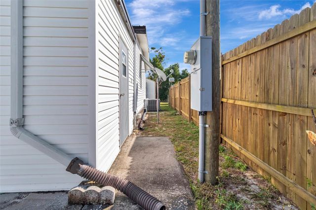 1409 RIDGE ROAD, Tavares, FL 32778