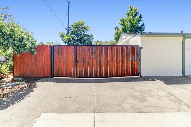 2780 63rd St, Sacramento, CA 95817