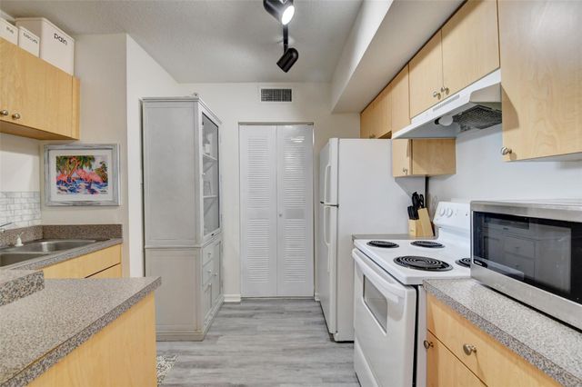 704 Villa Circle 704, Boynton Beach, FL 33435