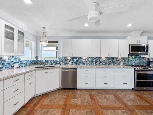 160 Tarpon Street, Bayou Vista, TX 77563