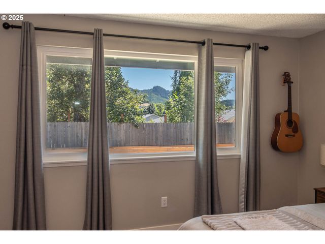 1304 E FOURTH Ave, Sutherlin, OR 97479