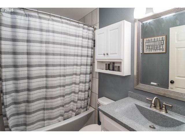 1304 E FOURTH Ave, Sutherlin, OR 97479