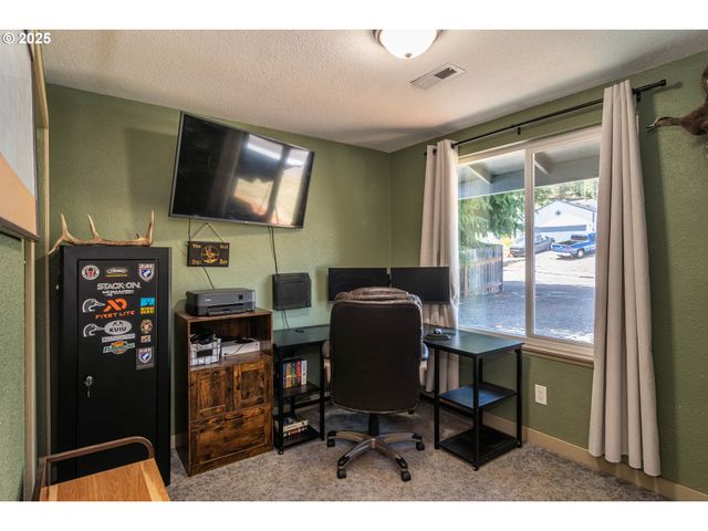 1304 E FOURTH Ave, Sutherlin, OR 97479