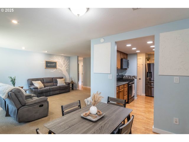 1304 E FOURTH Ave, Sutherlin, OR 97479