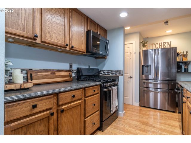 1304 E FOURTH Ave, Sutherlin, OR 97479