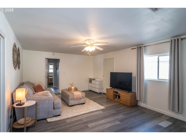 1304 E FOURTH Ave, Sutherlin, OR 97479