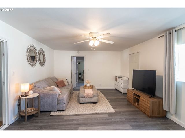 1304 E FOURTH Ave, Sutherlin, OR 97479