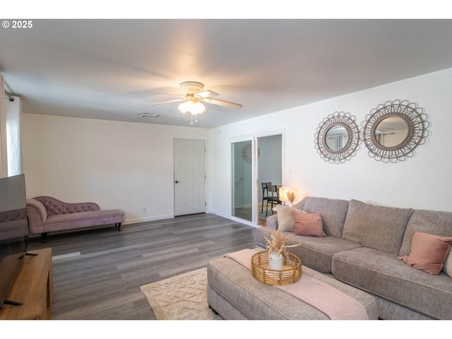 1304 E FOURTH Ave, Sutherlin, OR 97479