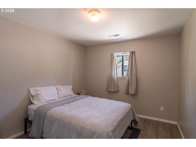 1304 E FOURTH Ave, Sutherlin, OR 97479