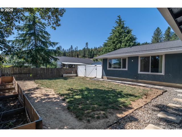 1304 E FOURTH Ave, Sutherlin, OR 97479
