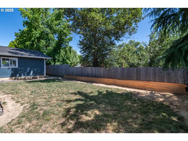 1304 E FOURTH Ave, Sutherlin, OR 97479