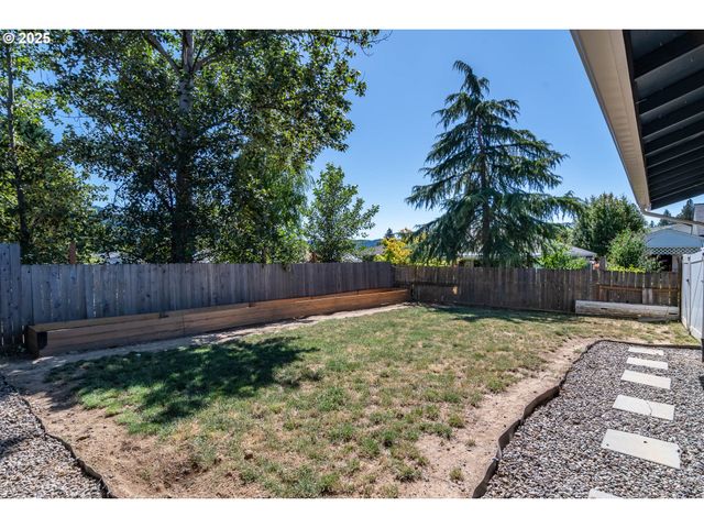 1304 E FOURTH Ave, Sutherlin, OR 97479