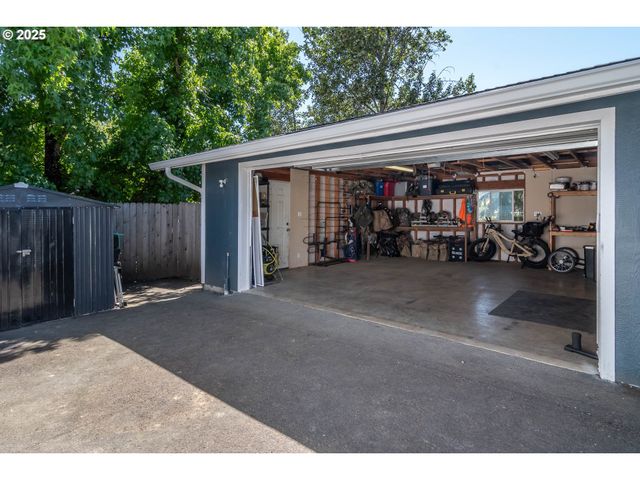 1304 E FOURTH Ave, Sutherlin, OR 97479