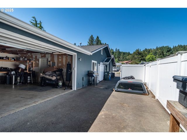 1304 E FOURTH Ave, Sutherlin, OR 97479