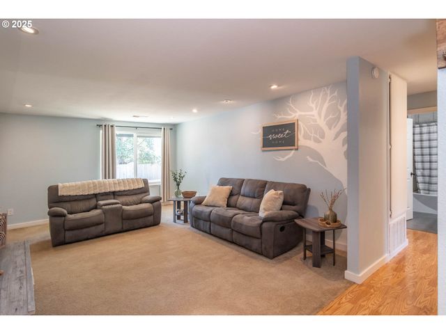 1304 E FOURTH Ave, Sutherlin, OR 97479