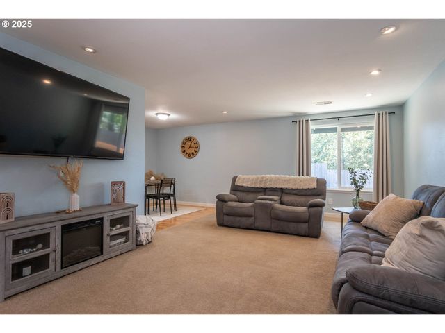 1304 E FOURTH Ave, Sutherlin, OR 97479