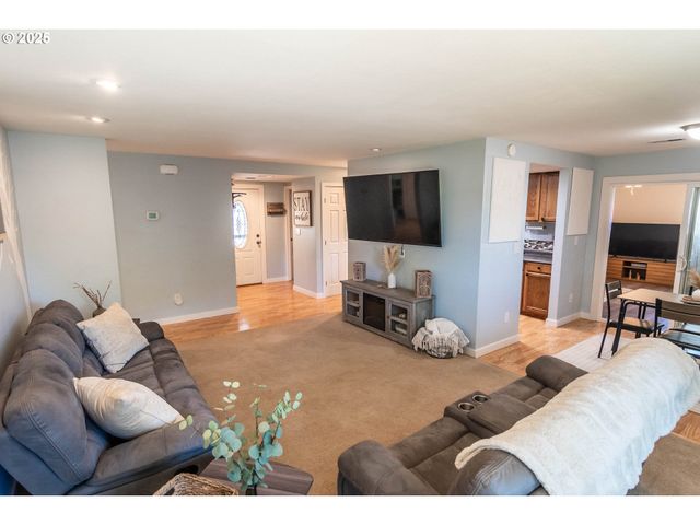 1304 E FOURTH Ave, Sutherlin, OR 97479