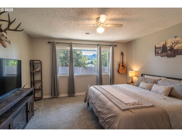 1304 E FOURTH Ave, Sutherlin, OR 97479