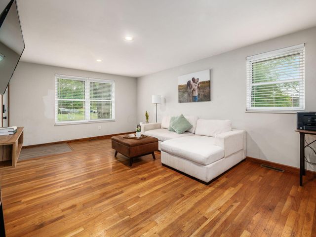 1410 Chelmsford Square S, Columbus, OH 43229