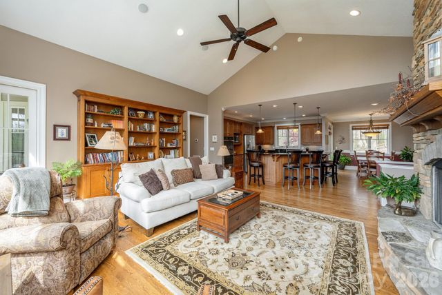 315 Crossvine Trail, Hendersonville, NC 28739
