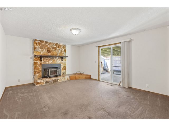 376 49TH Loop, Springfield, OR 97478