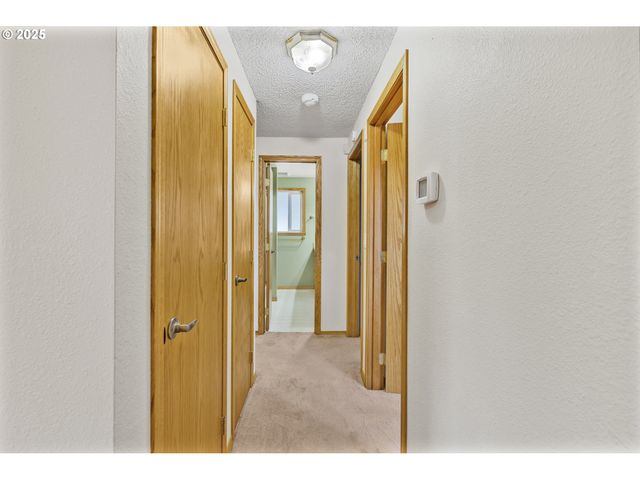 376 49TH Loop, Springfield, OR 97478