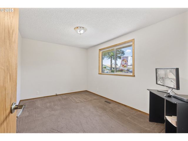 376 49TH Loop, Springfield, OR 97478