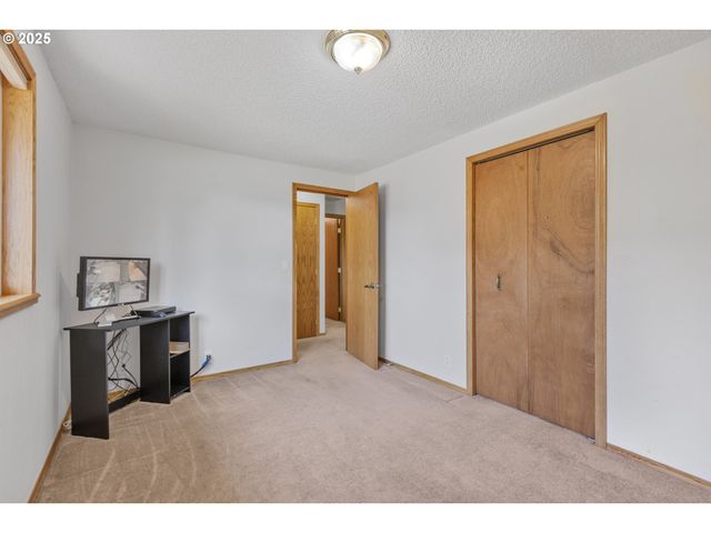 376 49TH Loop, Springfield, OR 97478