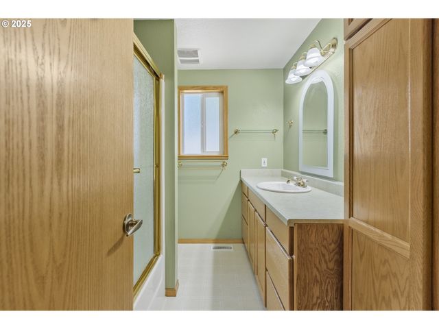 376 49TH Loop, Springfield, OR 97478