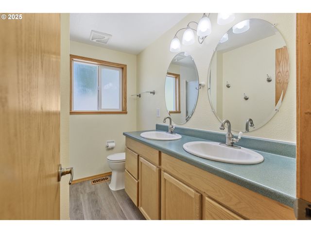 376 49TH Loop, Springfield, OR 97478