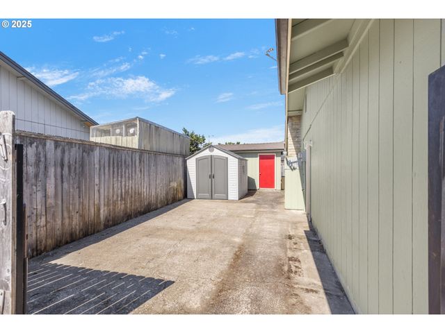 376 49TH Loop, Springfield, OR 97478