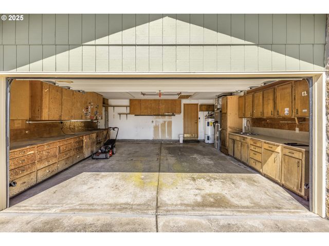 376 49TH Loop, Springfield, OR 97478