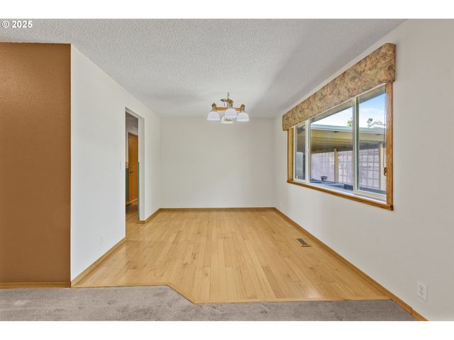 376 49TH Loop, Springfield, OR 97478