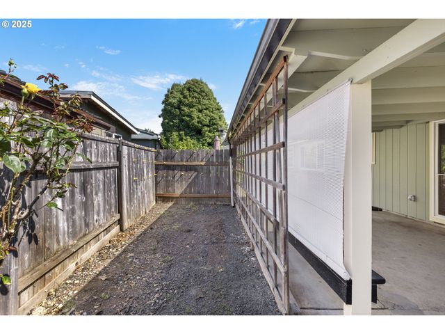 376 49TH Loop, Springfield, OR 97478