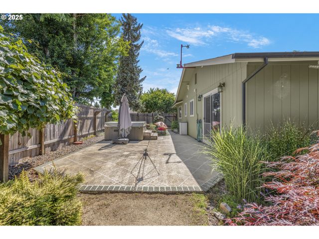 376 49TH Loop, Springfield, OR 97478