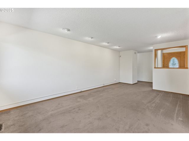 376 49TH Loop, Springfield, OR 97478