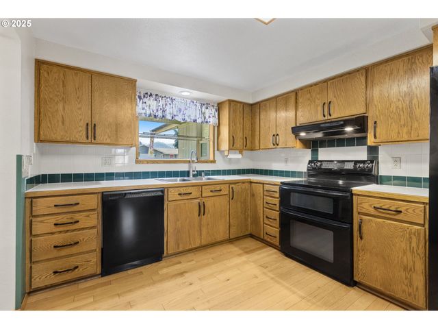 376 49TH Loop, Springfield, OR 97478