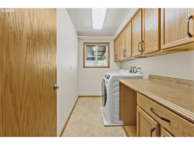 376 49TH Loop, Springfield, OR 97478