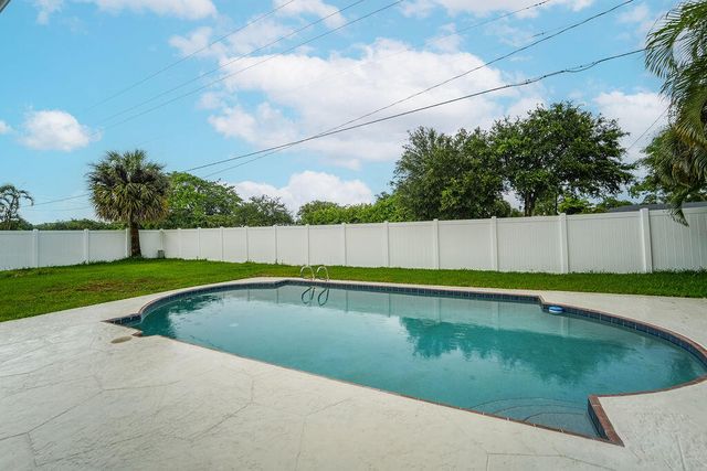 433 SW 27th Avenue, Delray Beach, FL 33445